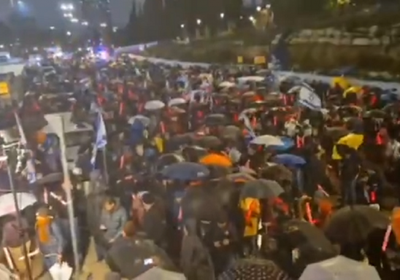 آلاف الإسرائيليين يتظاهرون احتجاجا على مقترح إقالة رئيس الشاباك