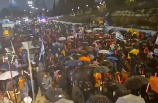 آلاف الإسرائيليين يتظاهرون احتجاجا على مقترح إقالة رئيس الشاباك