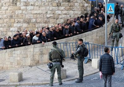 قوات الاحتلال تمنع آلاف المصلين من دخول المسجد الأقصى