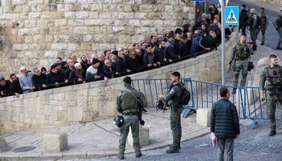قوات الاحتلال تمنع آلاف المصلين من دخول المسجد الأقصى