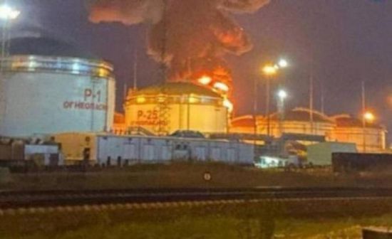 قطارات روسية تساعد في إطفاء حريق بمستودع للنفط