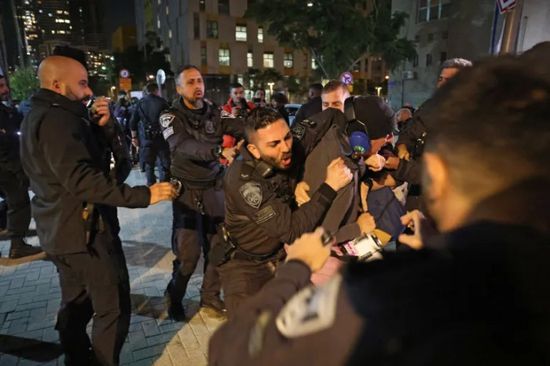 شرطة الاحتلال تفرق تظاهرة بتل أبيب