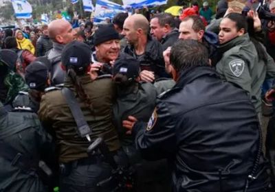 الشرطة الإسرائيلية تمنع اقتحام متظاهرين حواجز قبالة مقر إقامة نتنياهو
