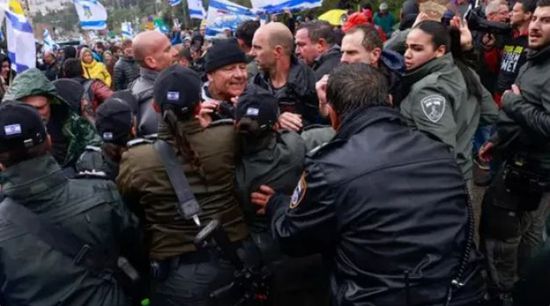 الشرطة الإسرائيلية تمنع اقتحام متظاهرين حواجز قبالة مقر إقامة نتنياهو