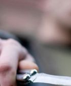 شخص يهاجم المارة بسكين في بريطانيا