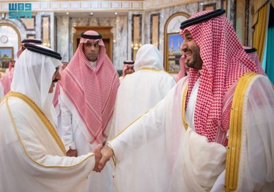 ولي العهد السعودي يؤدي صلاة عيد الفطر.. ويستقبل المهنئين