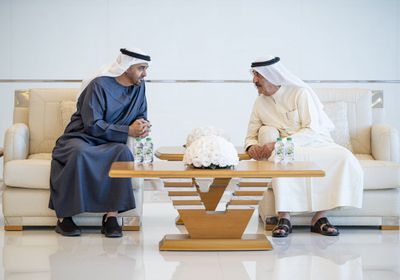 رئيس الإمارات يقدم واجب العزاء في وفاة والده حاكم أم القيوين