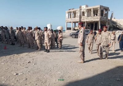 نائب مفتش "الدفاع" يتفقد لواء الدفاع الساحلي في محور أبين