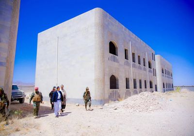 محافظ شبوة يتفقد مكونات مشروع الوقف الخيري بجول العاض