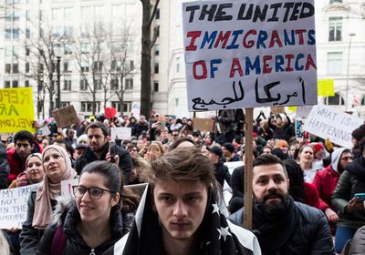 آلاف الأشخاص بأمريكا يحتجون ضد سياسة ترامب