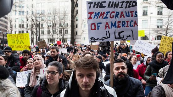آلاف الأشخاص بأمريكا يحتجون ضد سياسة ترامب