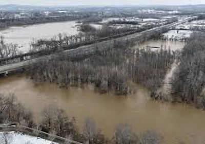 16 قتيلا على الأقل جراء عواصف وفيضانات في الولايات المتحدة