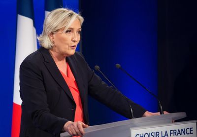 بعد منعها من الترشح للانتخابات.. الآلاف يحتشدون بباريس دعماً لـ"لوبان"