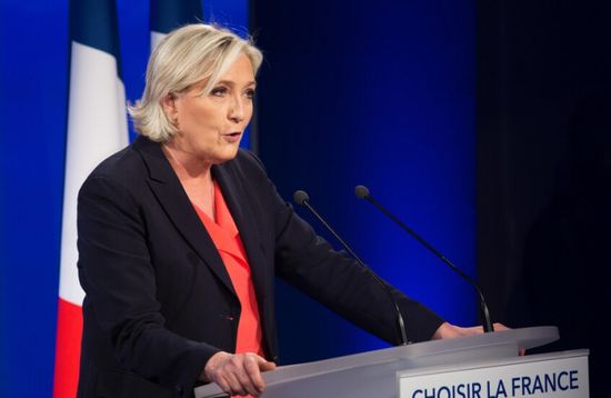 بعد منعها من الترشح للانتخابات.. الآلاف يحتشدون بباريس دعماً لـ"لوبان"