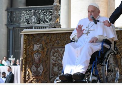 على كرسي متحرك.. أول ظهور علني للبابا فرنسيس بعد مغادرة المستشفى