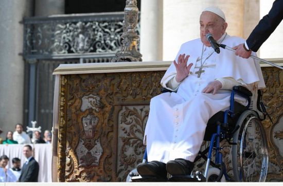 على كرسي متحرك.. أول ظهور علني للبابا فرنسيس بعد مغادرة المستشفى