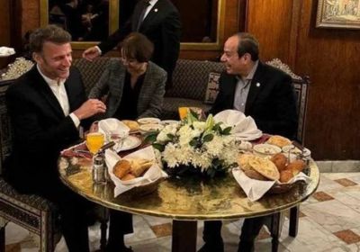      السيسي وماكرون يتناولان العشاء في خان الخليلي