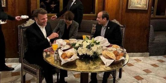       السيسي وماكرون يتناولان العشاء في خان الخليلي