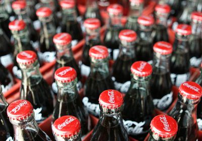 كوكاكولا تسجل مستوى قياسيًا رغم الرسوم الجمركية
