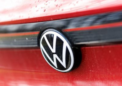 فولكس ترفع أسعار سياراتها في أمريكا بسبب الرسوم الجمركية