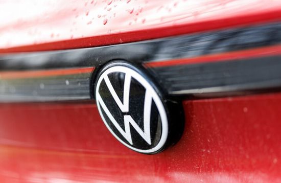 فولكس ترفع أسعار سياراتها في أمريكا بسبب الرسوم الجمركية