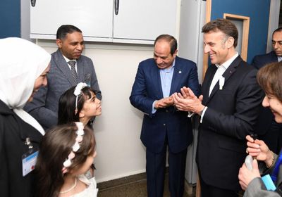 الرئيس السيسي يوجه الشكر لنظيره الفرنسي على دعم الجرحى الفلسطينيين
