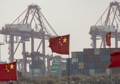 رسوم ترامب على الصين تدخل حيز التنفيذ بنسبة 104%