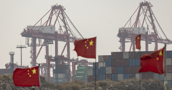 رسوم ترامب على الصين تدخل حيز التنفيذ بنسبة 104%