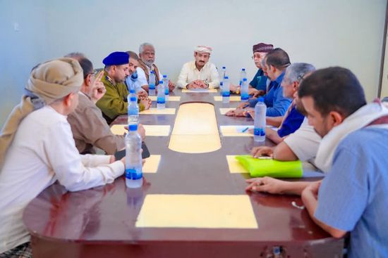 محافظ شبوة يوجه بربط مستشفى عزان بشبكة الكهرباء