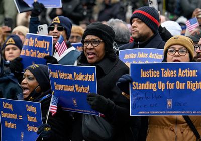 محكمة أمريكية تؤيد قرار ترامب بتسريح آلاف الموظفين