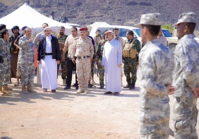 محافظ شبوة يزور معسكر خفر السواحل في رضوم ويكافئ الجنود