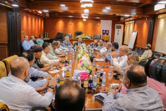 وزير النقل يتابع سير العمل بمؤسسة موانئ خليج عدن