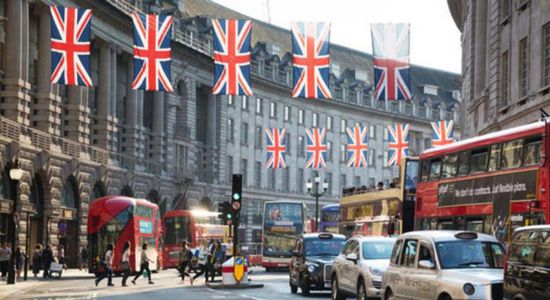 نمو الاقتصاد البريطاني يفوق التوقعات في فبراير