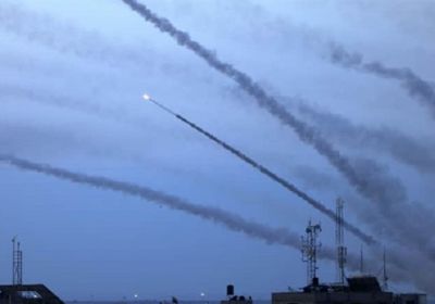 بالصواريخ.. حماس تقصف مستوطنة نير إسحاق الإسرائيلية