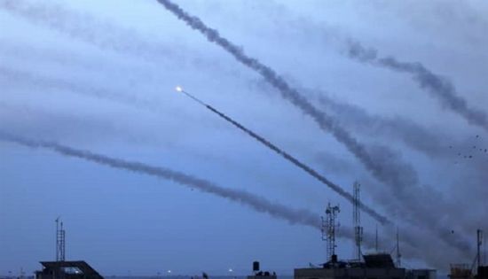 بالصواريخ.. حماس تقصف مستوطنة نير إسحاق الإسرائيلية