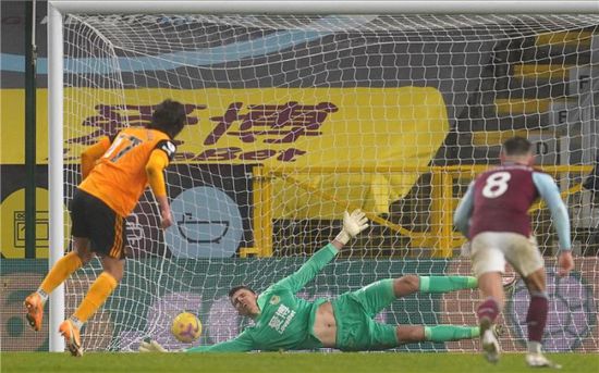 ولفرهامبتون يبتعد عن مراكز الهبوط بالفوز على توتنهام