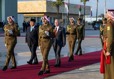 عاهل الأردن يستقبل الرئيس الإندونيسي في مطار ماركا