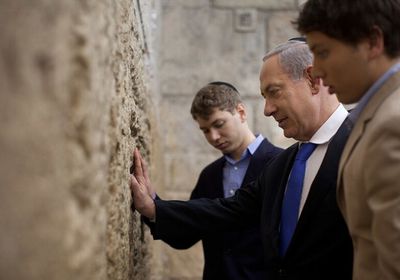 نتنياهو يدعم نجله بعد تطاوله على الرئيس الفرنسي