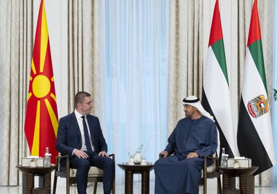محمد بن زايد يستقبل رئيس وزراء مقدونيا الشمالية في قصر الشاطئ