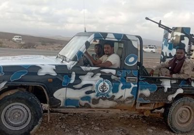 خفر السواحل في حضرموت يسحب قوارب جرفتها السيول