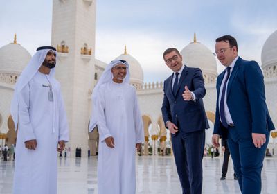 رئيس وزراء مقدونيا الشمالية يزور جامع الشيخ زايد الكبير