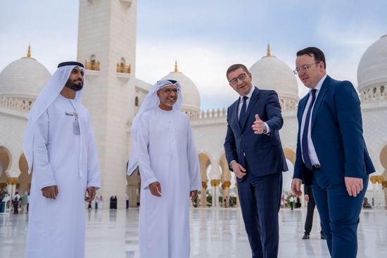 رئيس وزراء مقدونيا الشمالية يزور جامع الشيخ زايد الكبير