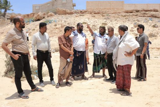 إزالة الاستحداثات في مجاري السيول بمديرية الشحر