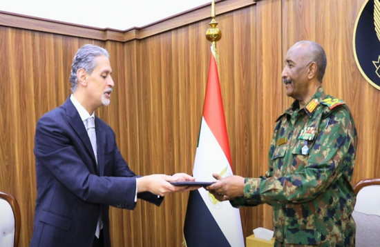 البرهان يتسلم رسالة خطية من الرئيس السيسي