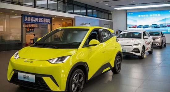 بريطانيا تحظر إيقاف المركبات الكهربائية الصينية بالمواقع الحساسة