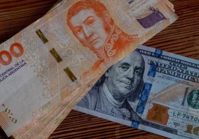 الأرجنتين تتخلى عن ربط العملة بالدولار وتعتمد "التعويم المدار"