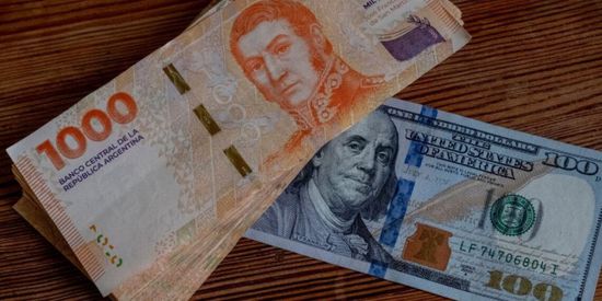 الأرجنتين تتخلى عن ربط العملة بالدولار وتعتمد "التعويم المدار"