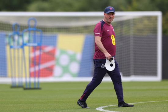 يوكوهاما ينفصل عن المدرب هولاند