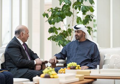 رئيس الإمارات يستقبل وزير الخارجية العراقي في قصر الشاطئ