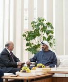 محمد بن زايد يتسلم دعوة لحضور القمة العربية في بغداد
